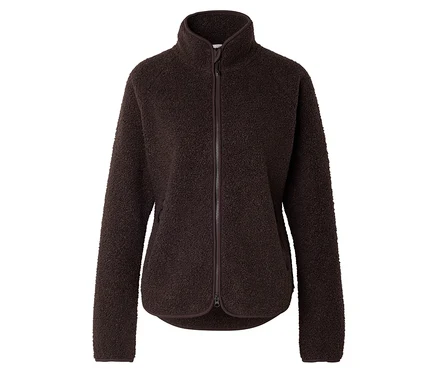 Une veste en polaire marron foncé avec fermeture éclair et col montant est visible sur fond blanc.
