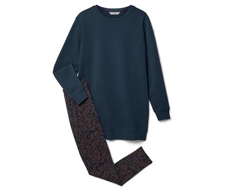 Un t-shirt à manches longues bleu foncé est posé sur un legging marron à motif léopard bleu.