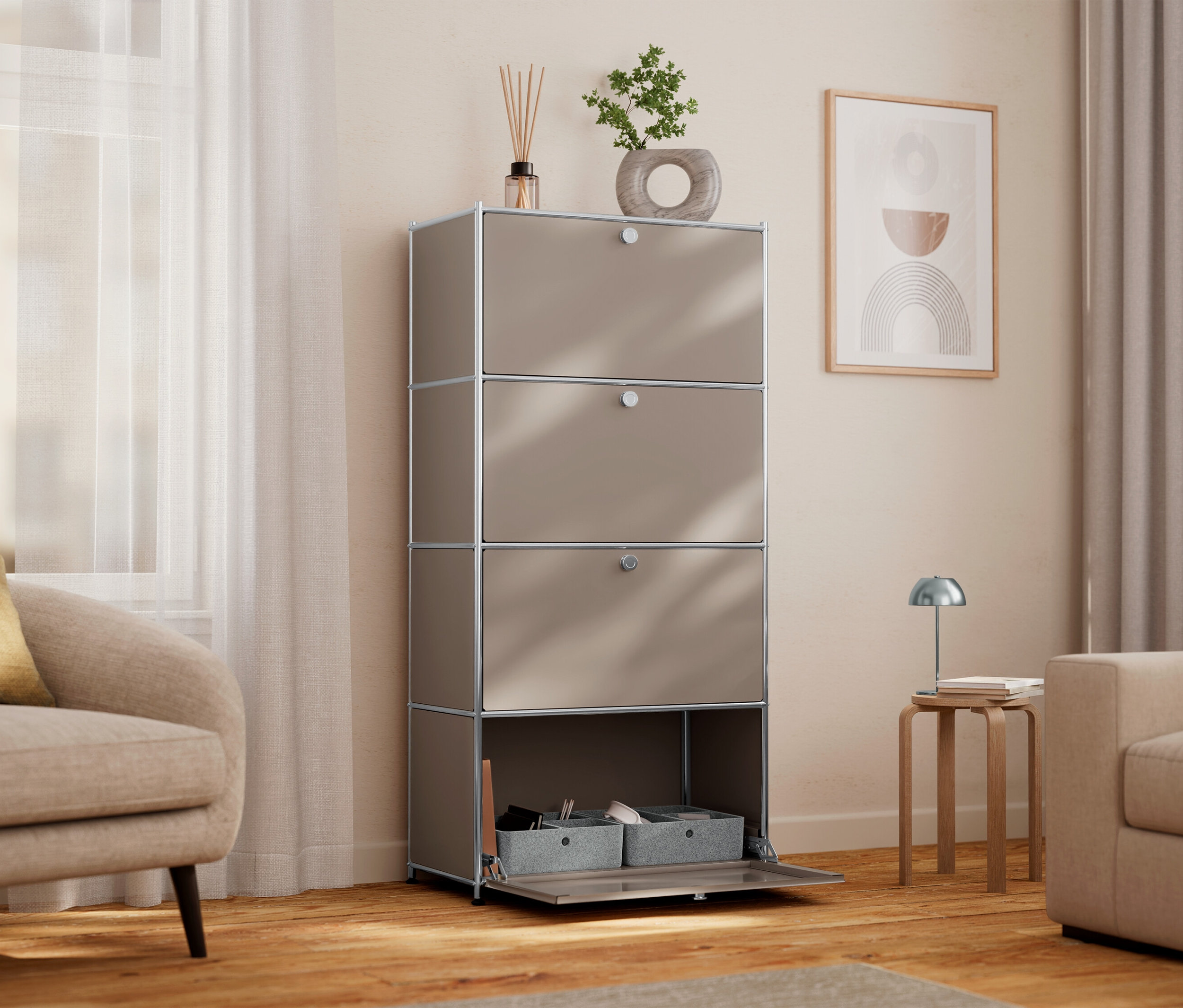 Scène d'intérieur avec une haute armoire beige à quatre compartiments, dont un est ouvert et montre des boîtes de rangement grises. Sur l'armoire se trouvent une plante d'intérieur et des bâtons d'encens.