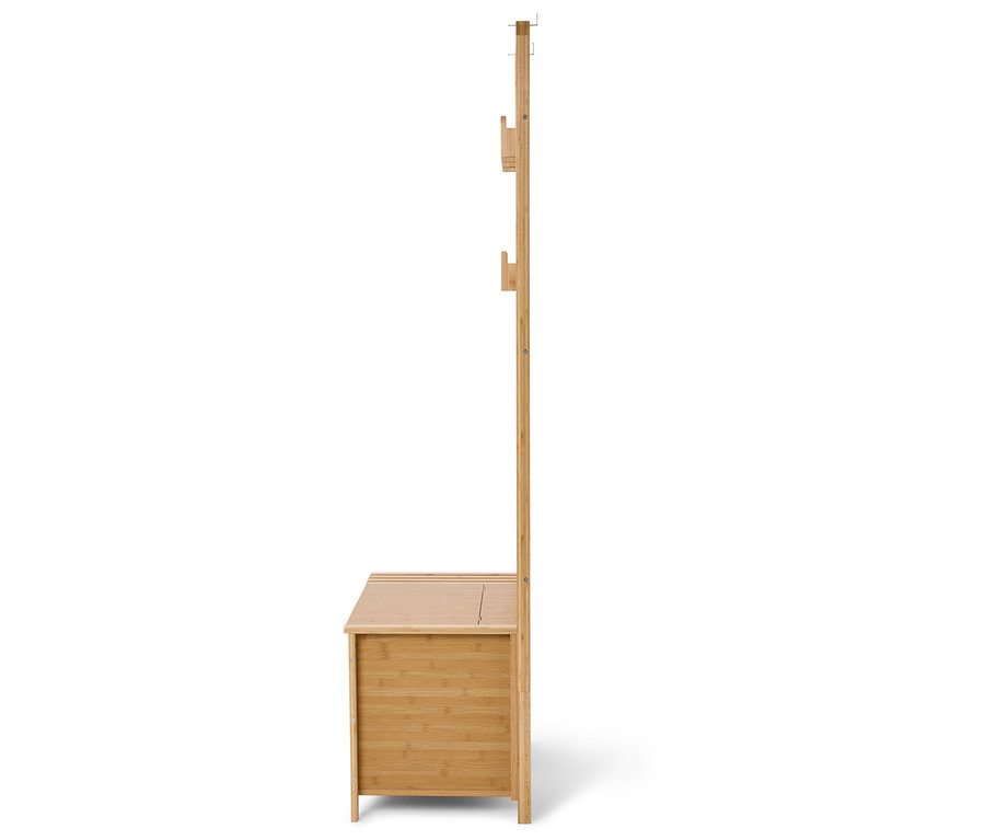 Un seul porte-manteau en bambou avec banc et compartiments de rangement se dresse devant un fond blanc.