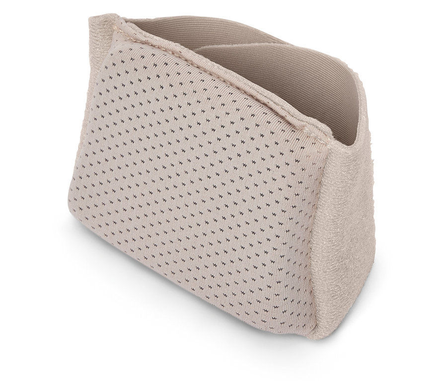 Boîte de rangement en tissu beige à motif à pois sur fond blanc.