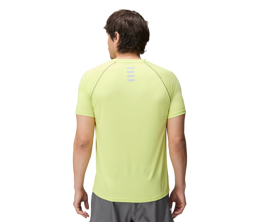 Vue arrière d'un homme portant un t-shirt de sport vert clair avec des rayures réfléchissantes et un short gris.