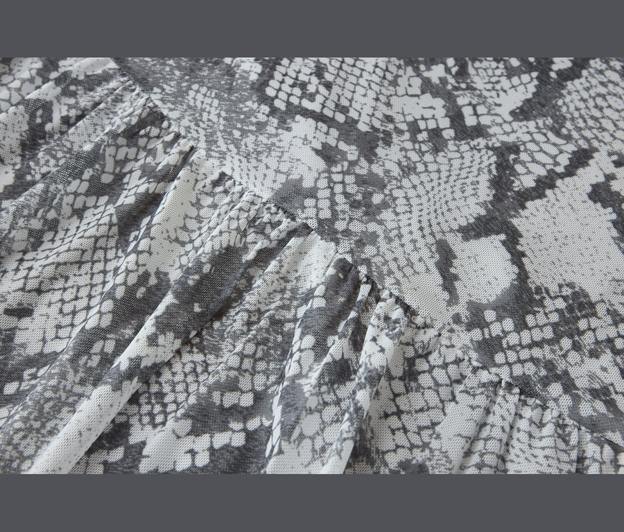 Tissu doux plissé à motif peau de serpent gris et blanc.