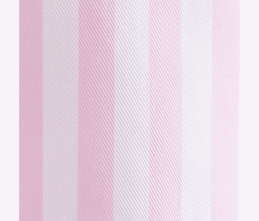 Gros plan sur le tissu rayé du chemisier oversize Seidensticker rose, avec des rayures verticales roses et blanches.
