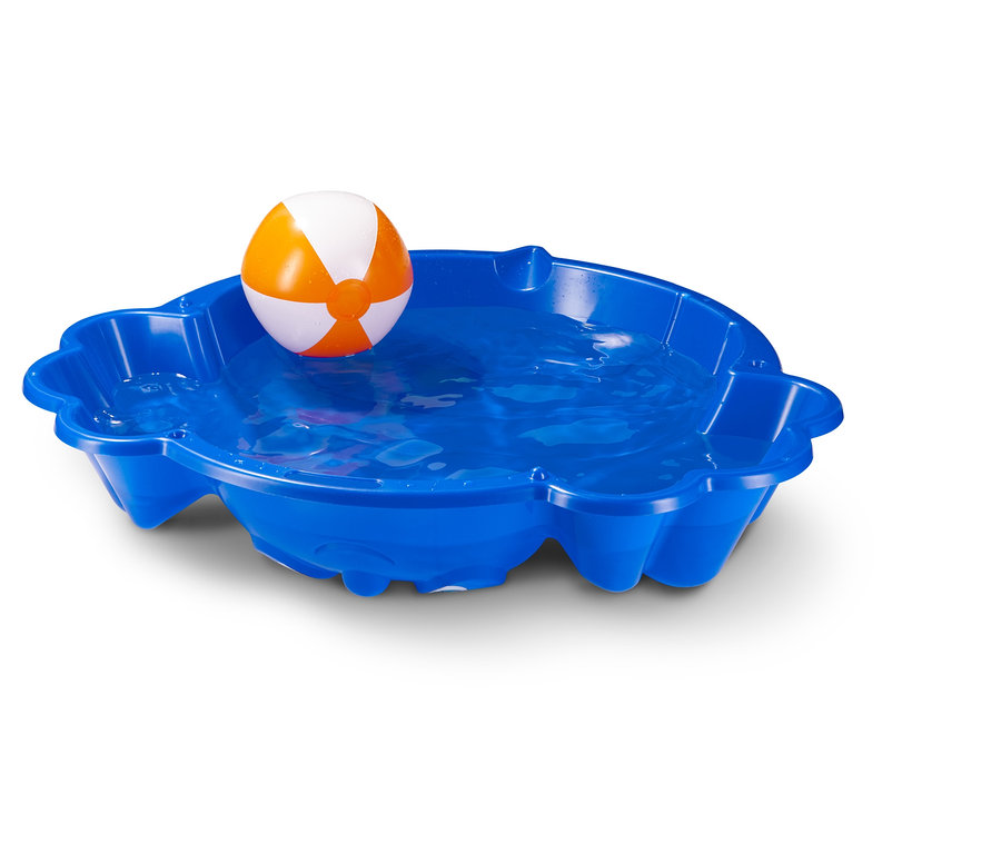 Ballon orange et blanc dans une piscine bleue remplie d'eau.