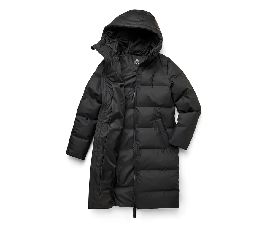 Long manteau doudoune noir avec capuche, posé à plat, la fermeture éclair avant est partiellement ouverte.