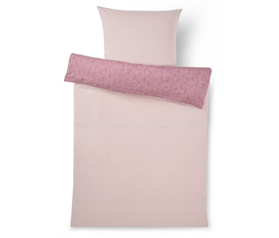 Une parure de lit rose clair, composée d'une housse de couette et d'une taie d'oreiller, est posée à plat. Un traversin rose foncé à motif de feuilles est placé horizontalement sur la housse de couette.