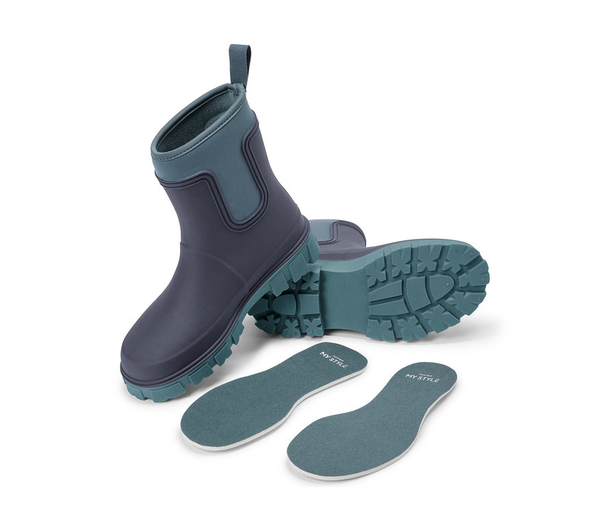 Deux bottes bleu foncé et turquoise, l'une debout, l'autre couchée sur le côté, révélant une semelle crantée. Deux semelles intérieures turquoise assorties avec l'inscription « MY STYLE » sont posées devant.