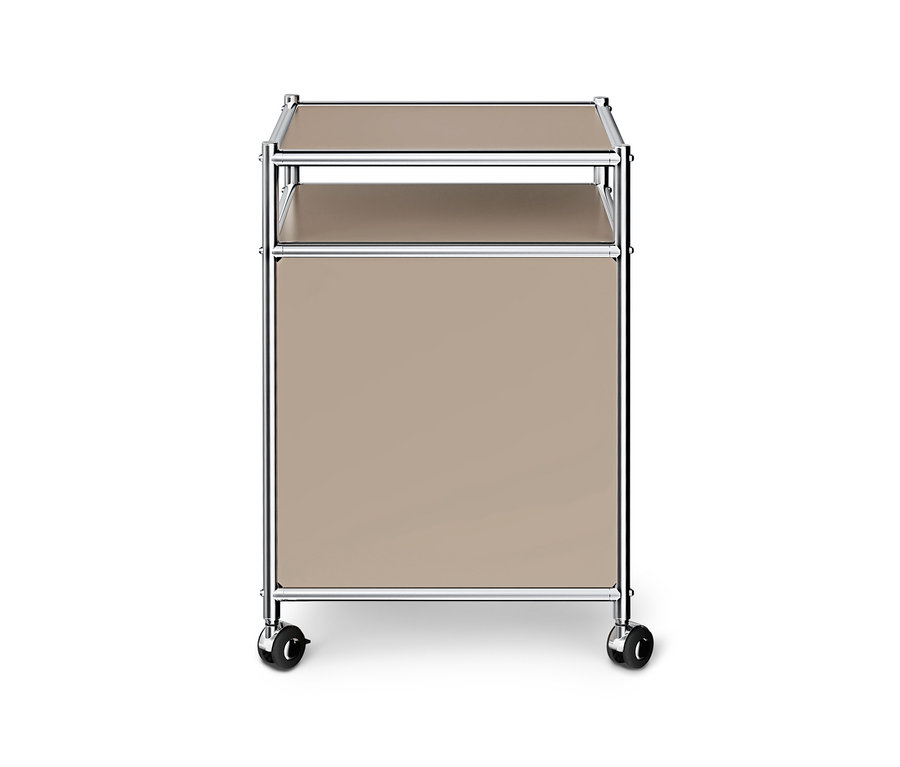 Petit meuble de rangement beige à roulettes avec un cadre chromé, deux étagères ouvertes en haut et un compartiment fermé en bas.