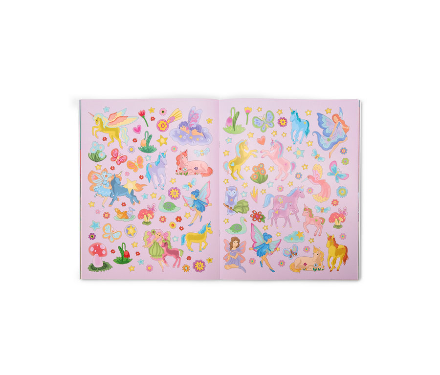 Livre d'autocollants ouvert avec des pages roses, rempli d'autocollants colorés de licornes, de fées, de papillons, de fleurs et d'étoiles.