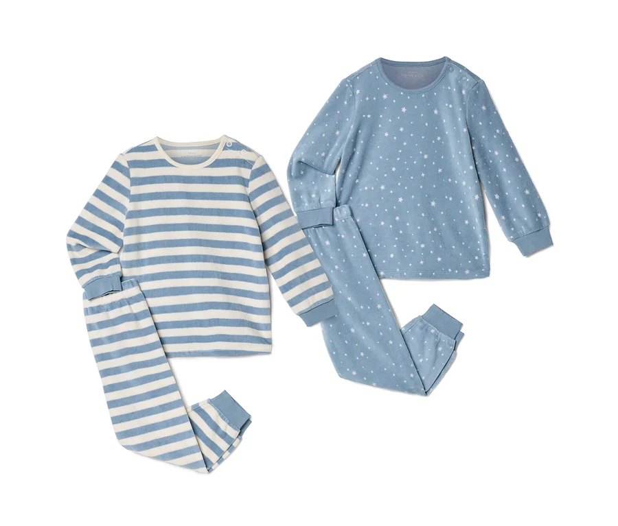 Deux ensembles de pyjamas en tissu doux. À gauche, un ensemble rayé bleu clair et blanc, à droite, un ensemble bleu clair avec des étoiles et des points blancs.