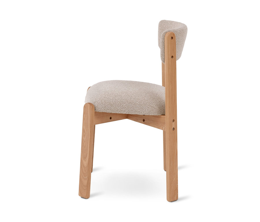 Chaise avec une structure en bois clair et une assise et un dossier rembourrés en tissu texturé clair, le dossier est légèrement incurvé, vue de côté.