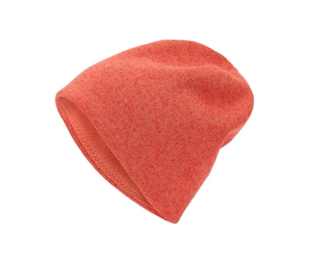 Bonnet tricoté orange sur fond blanc.