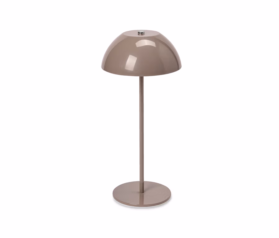 Lampe de table à LED sans fil beige avec un abat-jour en forme de dôme, un pied fin et une base ronde.
