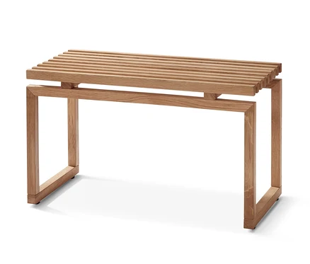 Un banc en bois avec une assise à lattes.