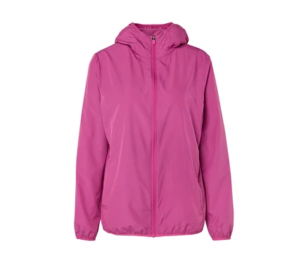 On voit une veste rose à capuche.