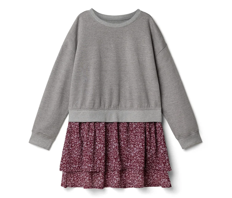 Une robe avec un haut de sweat-shirt gris à manches longues et une jupe bordeaux à volants avec un petit motif floral.