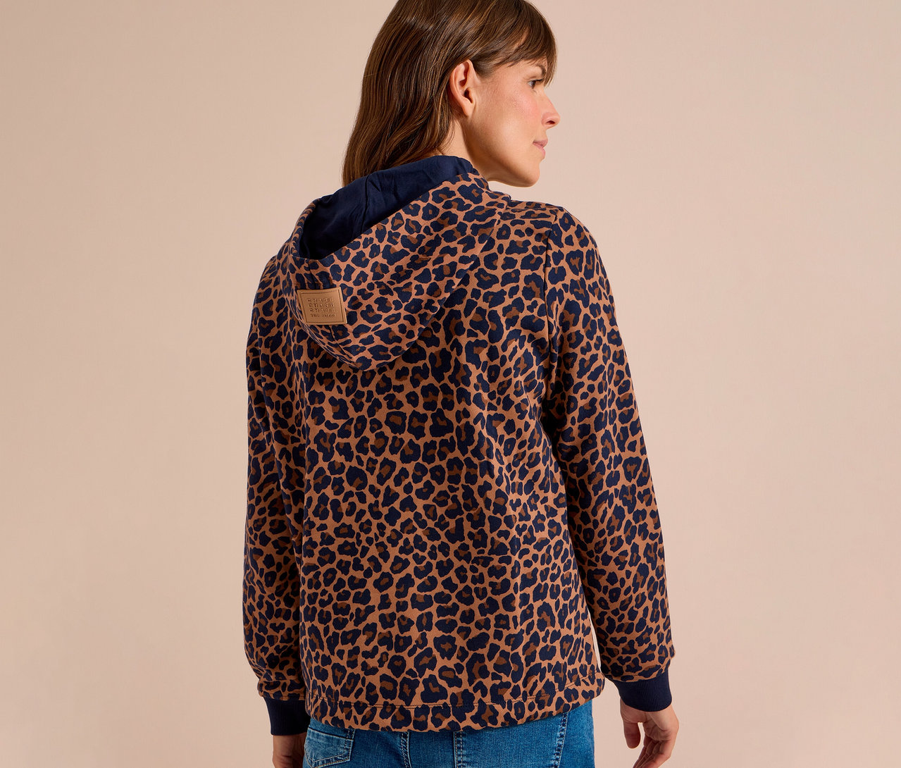Femme de dos portant un sweatshirt CECIL à imprimé léopard.