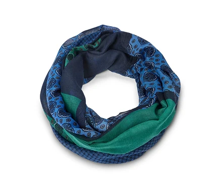 Foulard tubulaire à motifs floraux bleus et rayures vertes, disposé en cercle.