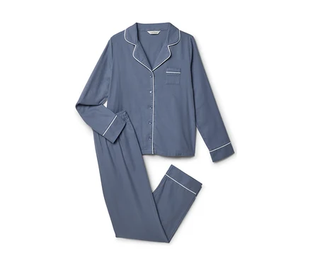 Pyjama bleu à manches longues et pantalon, avec passepoil blanc sur le col, les manches et le bas des jambes.