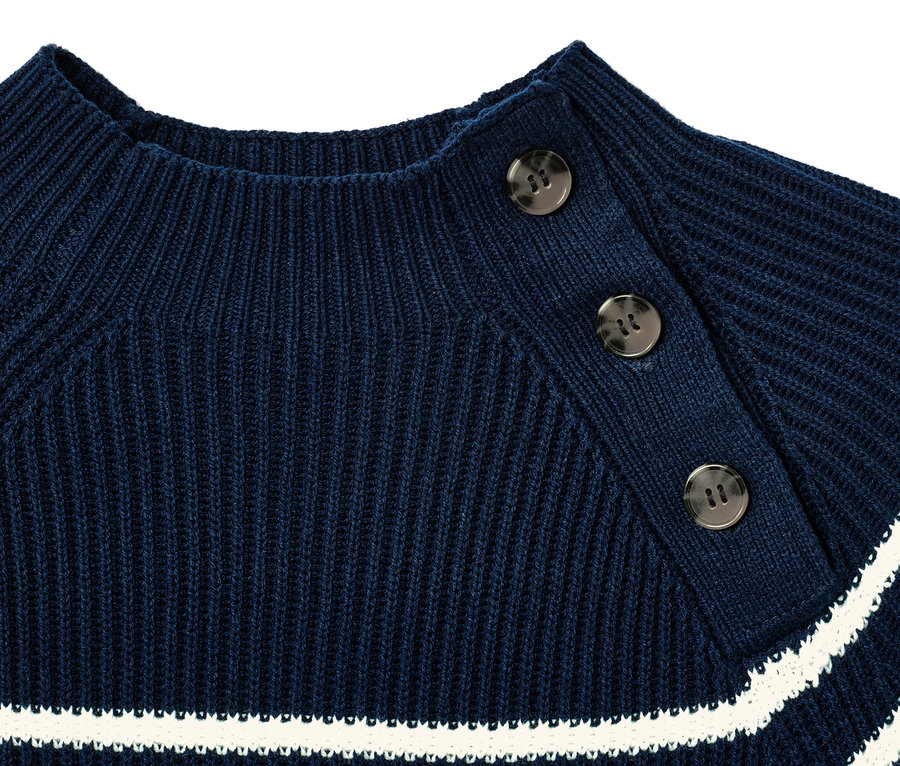 Détail d'une robe en maille rayée avec des boutons.