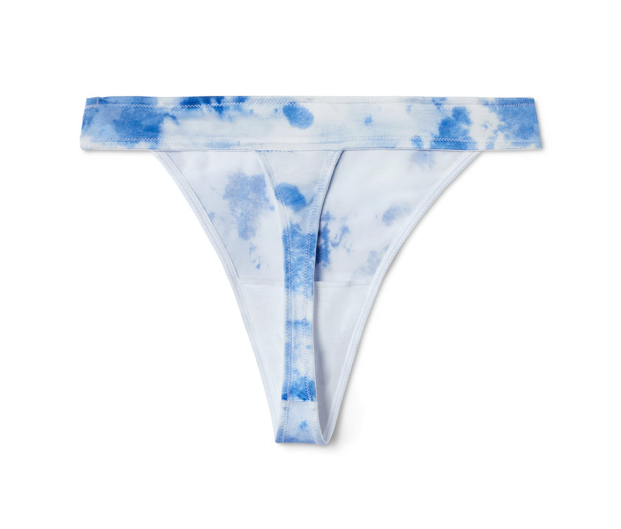 Un string avec un motif tie-dye bleu et blanc.