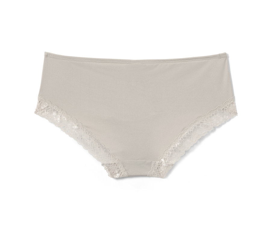 Gros plan d'une culotte couleur amande avec des détails en dentelle.