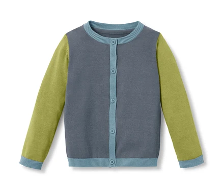 Veste en tricot pour bébé avec corps gris, manches vertes et bordures bleu clair.
