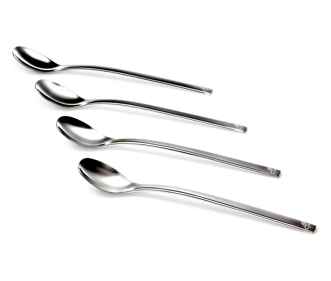 Quatre cuillères à latte macchiato, lot de 4, disposées en diagonale sur un fond blanc.