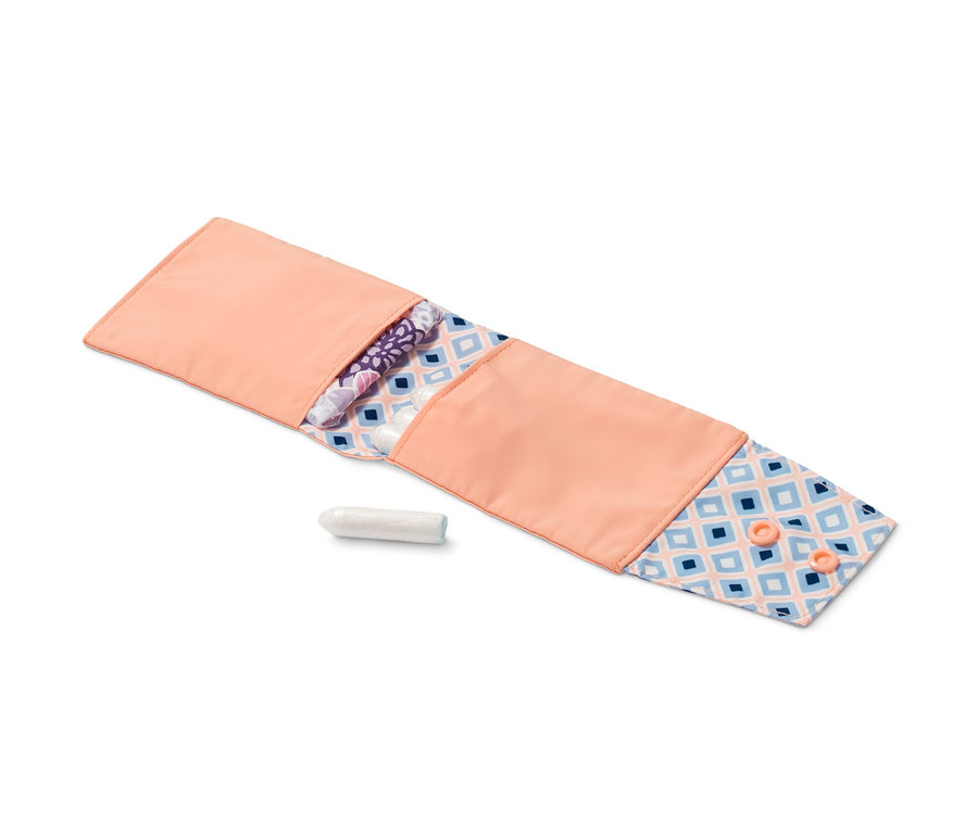 Pochette hygiénique pêche ouverte avec des serviettes et un tampon.