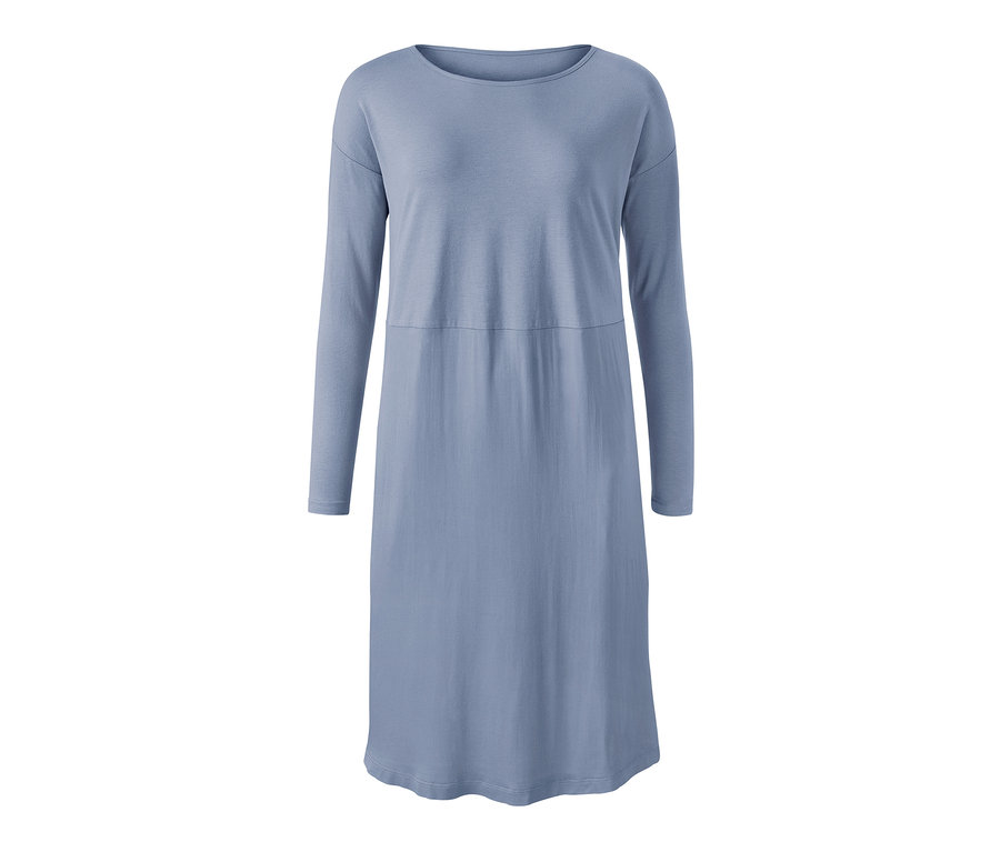 Chemise de nuit bleue à manches longues.