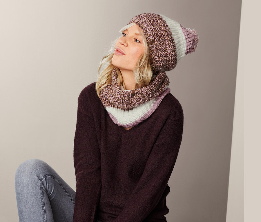 Femme assise portant un bonnet en maille.
