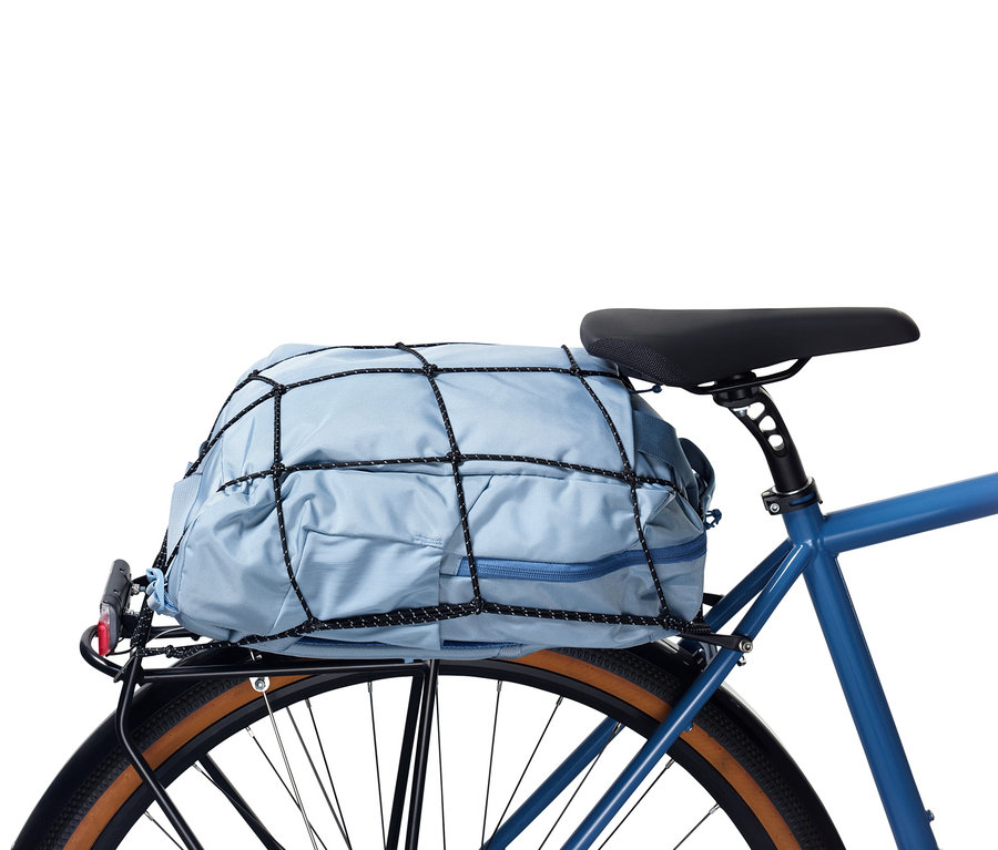 Un sac bleu est fixé à un porte-bagages de vélo à l'aide d'un filet noir pour porte-bagages de vélo.