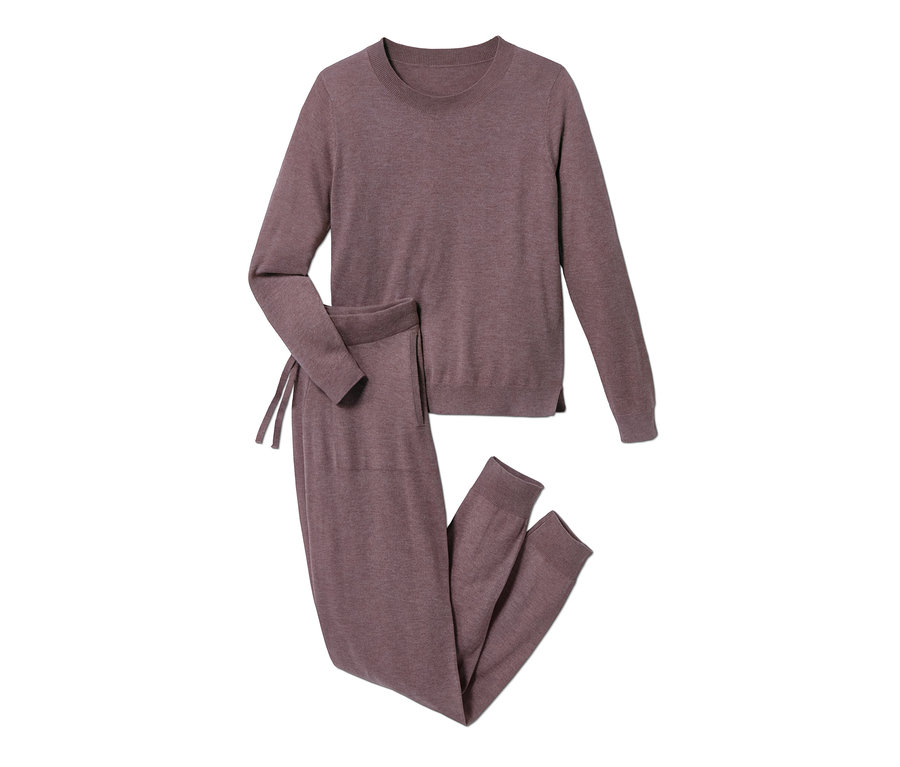 Un survêtement d’intérieur violet composé d’un pull et d’un pantalon de survêtement.