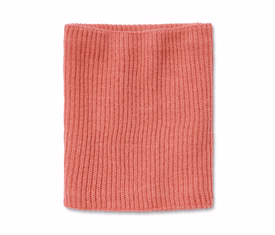 Écharpe tube en maille rose.