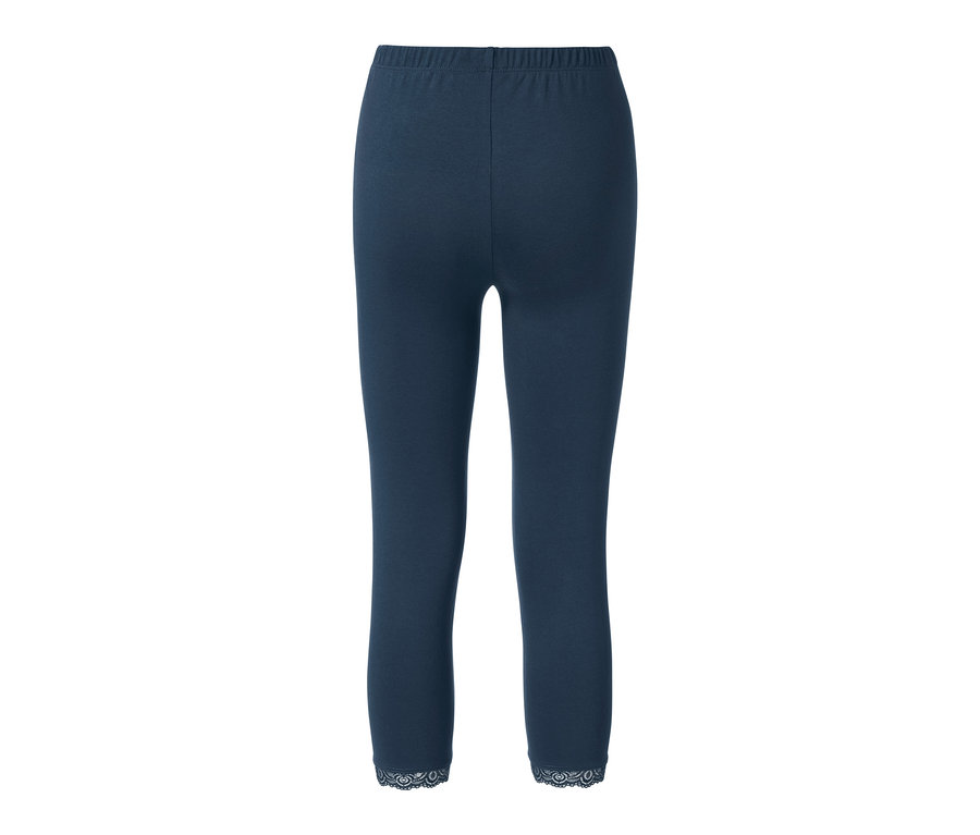 Legging court bleu foncé avec bord en dentelle.