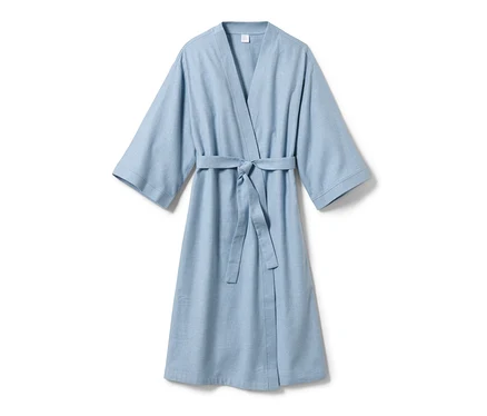 Robe de chambre en flanelle bleu clair avec ceinture.