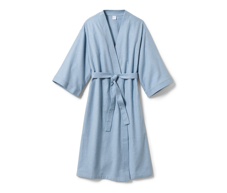 Robe de chambre en flanelle bleu clair avec ceinture.