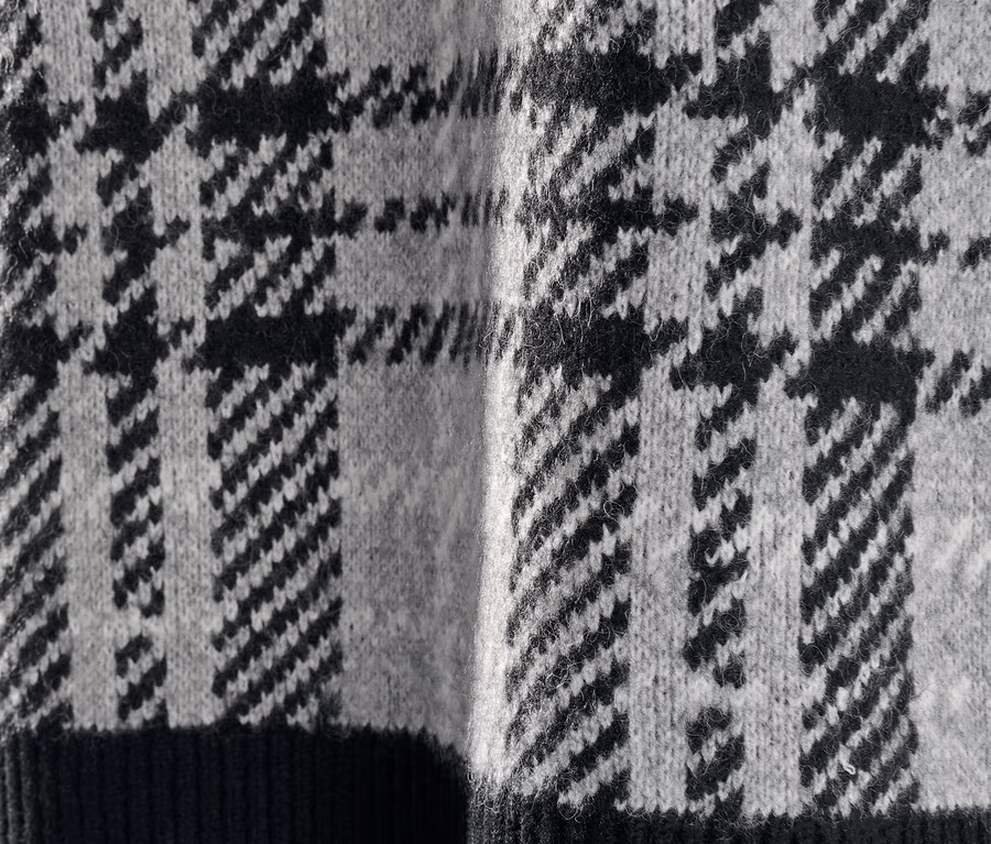 Gros plan sur un pull en maille à motif pied-de-poule.