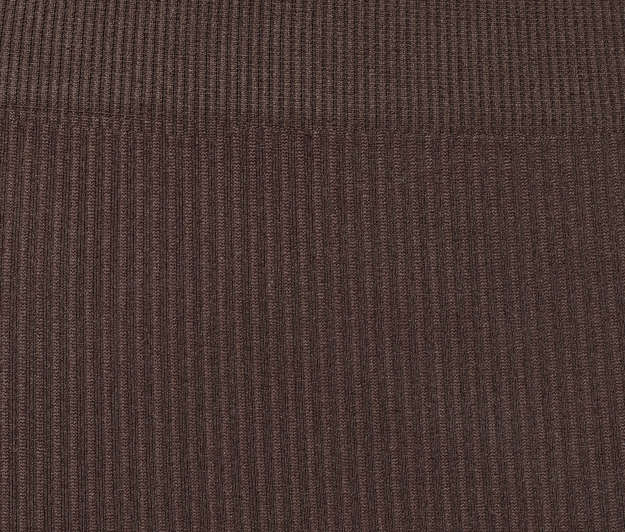 Gros plan sur un legging sans coutures marron.