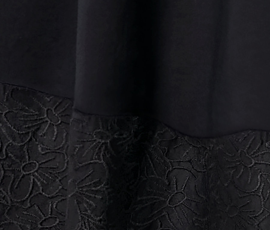 Gros plan sur une robe tissée avec broderie.