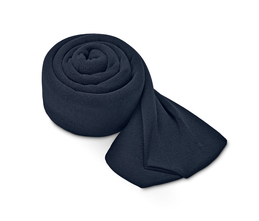 Un collant thermique roulé sur un fond blanc.