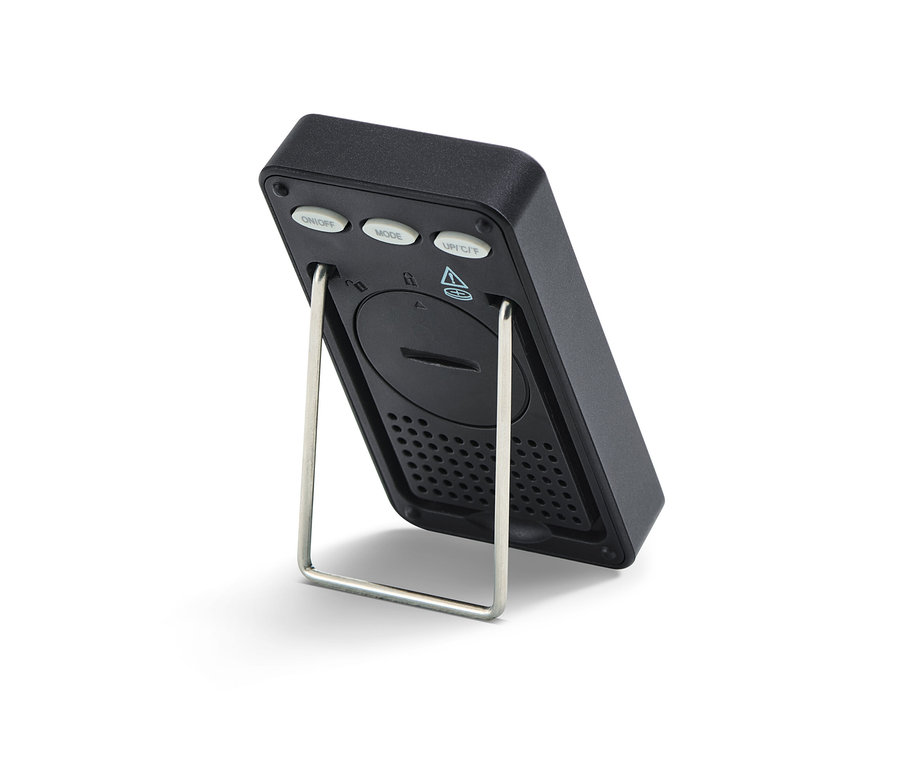 Gros plan sur l'arrière d'un thermomètre d'intérieur noir avec support métallique.