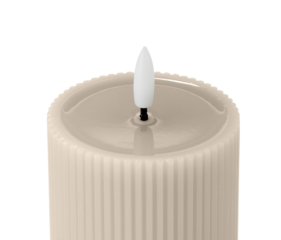 Gros plan sur deux bougies à LED avec miroir en cire véritable.