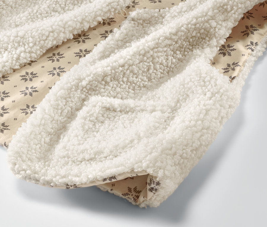 Détail d'un gilet sans manches enfant en polaire teddy.