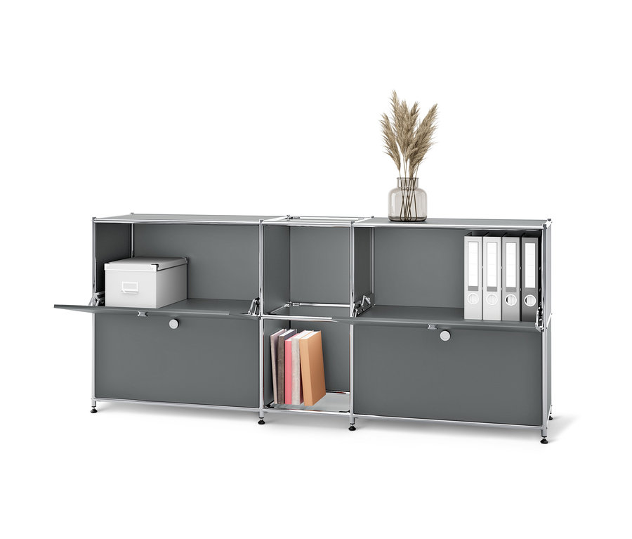 Buffet en métal gris « CN3 » à 4 abattants. Sur le buffet, un vase avec de l'herbe de pampa, à l'intérieur des livres, des classeurs et une boîte.