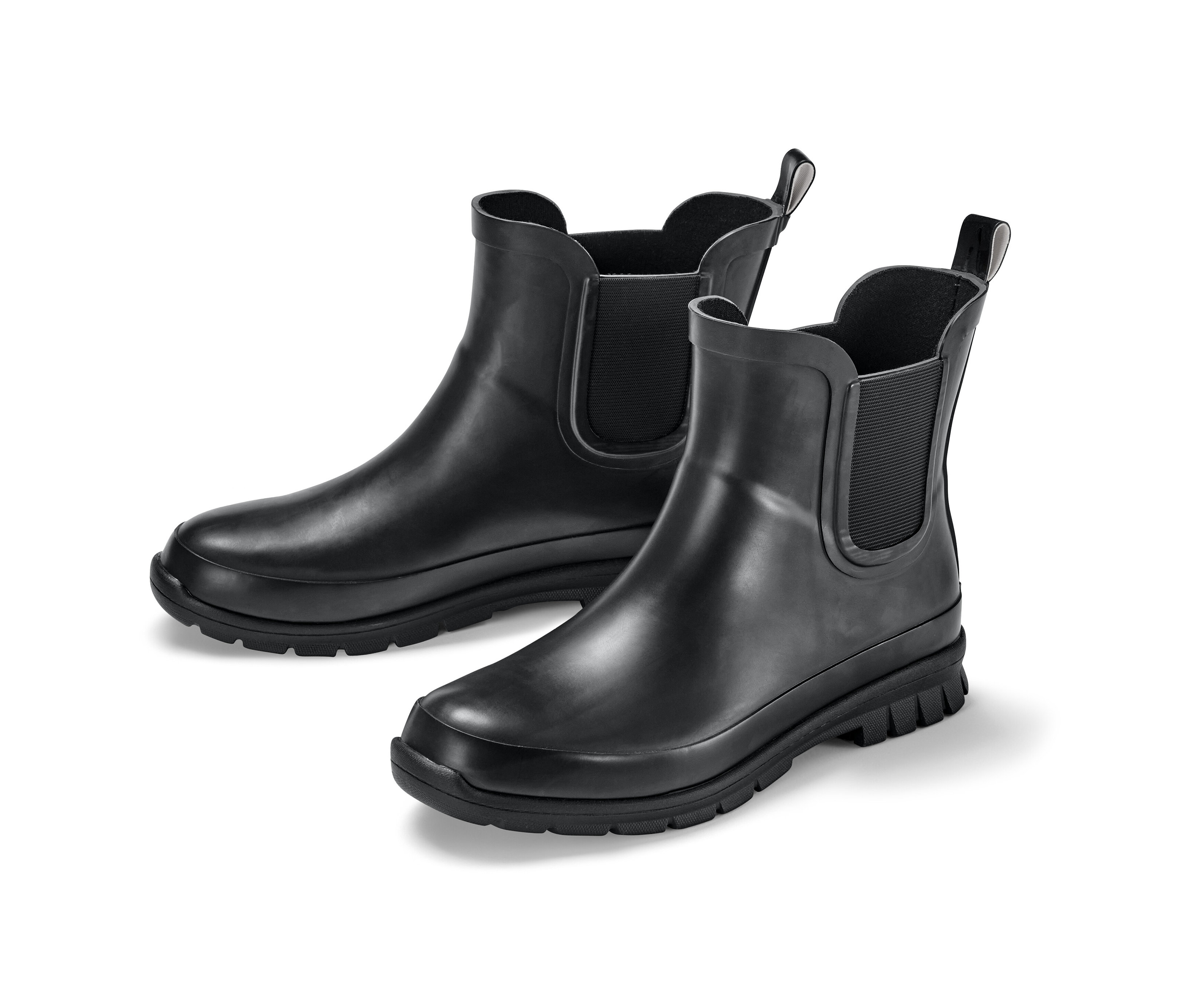 Deux Chelsea boots imperméables pour enfant de couleur noire.