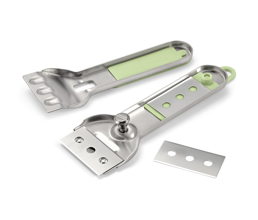 Deux raclettes de nettoyage et une lame sur fond blanc.
