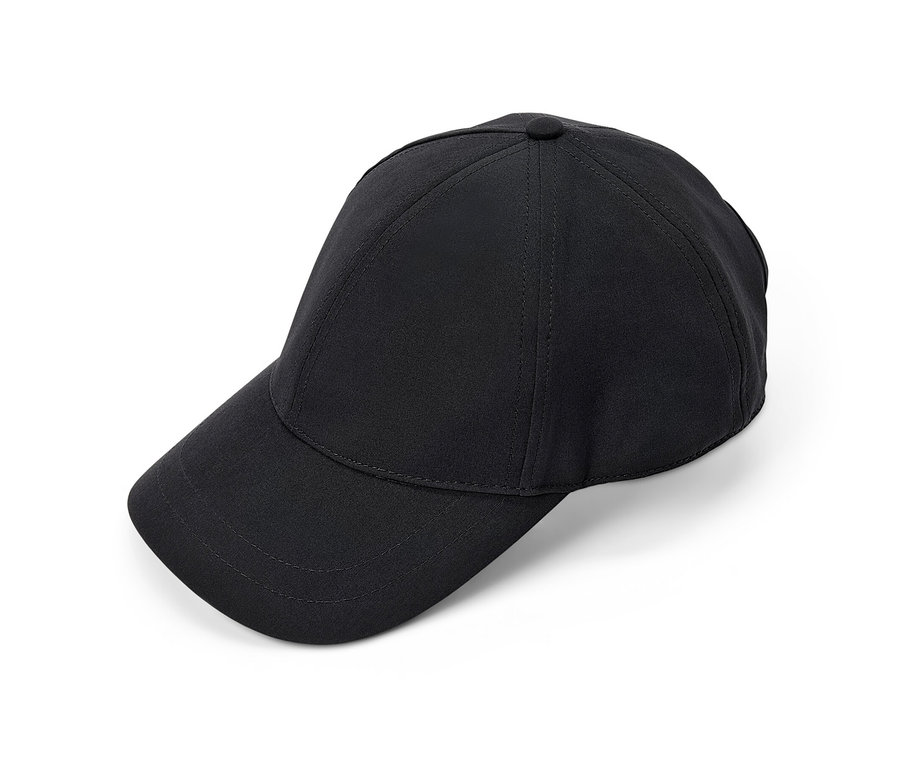 Une casquette de sport noire sur un fond blanc.