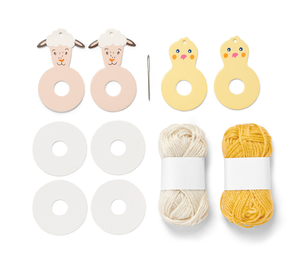 Kit de construction pour pompons de Pâques avec une aiguille, deux modèles de moutons, deux modèles de poussins, de la laine jaune et crème et quatre anneaux blancs.
